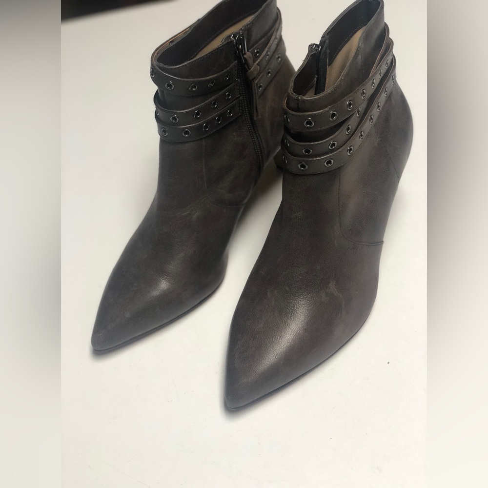 G.I.L.I.Size 7M Brown Leather Pointed Toe Ankle Boots W/ Strappy Eyelet Detail